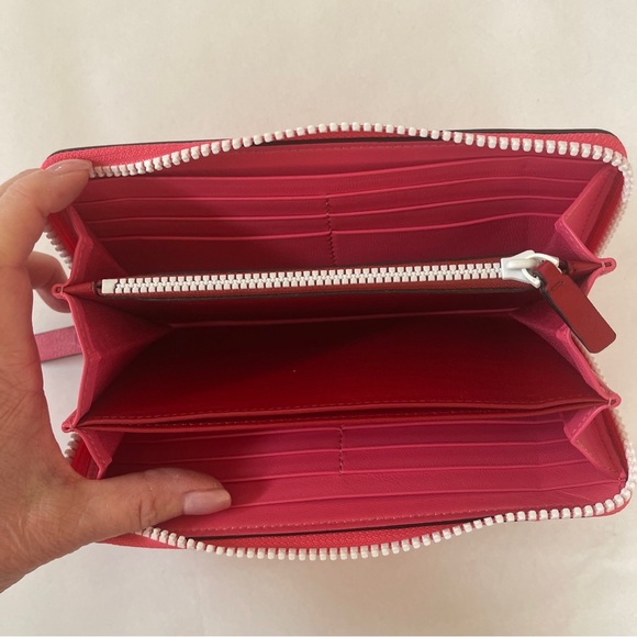 Valentino Garavani Rockstud Pink Wallet - Picture 8 of 12